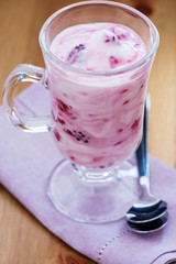 blackberry and  raspberry smoothie © Kamila Cyganek