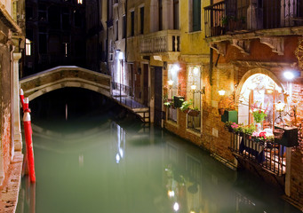 Fototapeta na wymiar Noc ulica w Wenecja - Włochy