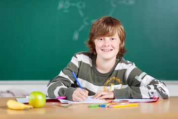 lächelnder schüler in der klasse