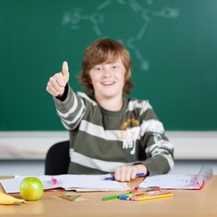 schüler zeigt daumen hoch