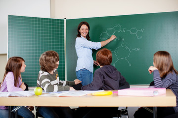 lehrerin unterrichtet chemie