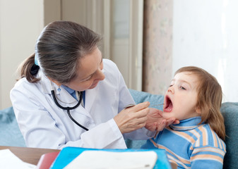 pediatrician looks mouth of baby