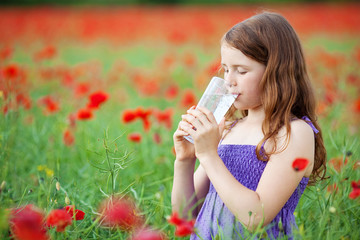 Fototapeta premium kleines mädchen trinkt mineralwasser