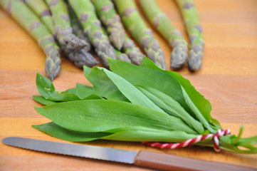 Spargel mit Bärlauch