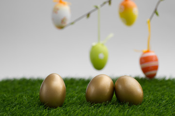 Fototapeta na wymiar drei goldene Eier nebeneinander