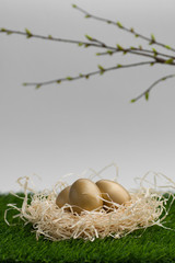 drei goldene Eier im Osternest