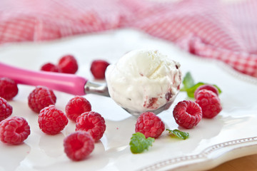Ice cream with fresh raspberries