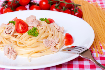 Fresh tuna and spaghetti