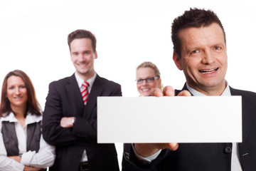 businessmann zeigt werbeschild