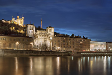 Fototapeta na wymiar Widok z Lyonu na rzece Saone w nocy