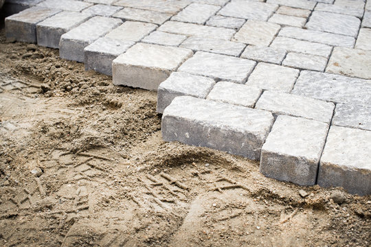 Pose de pav&eacute;s sur lit de sable, travaux et am&eacute;nagement ext&eacute;rieur pour une cour ou une terrasse