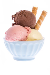 Drei Kugeln Eis in blauem Porzellan