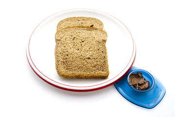 Brot auf Teller mit Schokoladenaufstrich