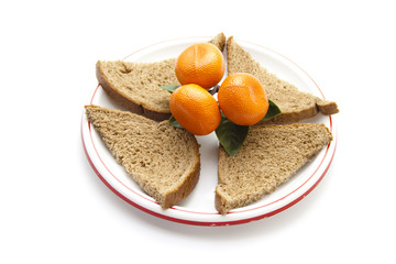 Vollkornbrot mit Plastik Mandarine auf Teller
