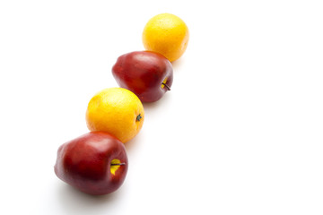 Plastik Obst auf weißem Hintergrund