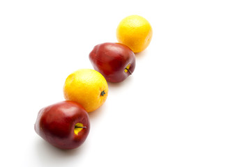 Plastik Obst auf weißem Hintergrund