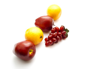 Plastik Obst auf weißem Hintergrund