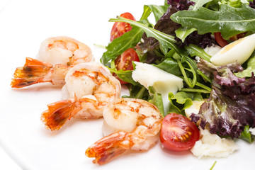 Тигровые креветки с овощами зеленью и сыром