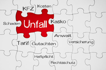 Puzzle in Rot mit Unfall