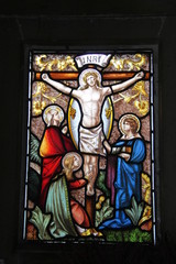 Christ sur la croix, vitrail d'un caveau du cimetière de Passy à Paris	