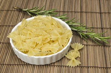 Weiße Schale mit Farfalle