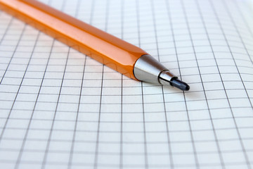 Fallbleistift auf kariertem Papier