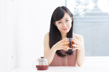 紅茶を飲む女の子