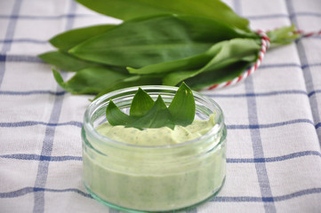 Bärlauch Aufstrich auf Vollkornbrot