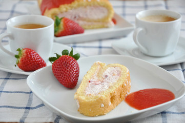 Biskuit Roulade mit Erdbeeren