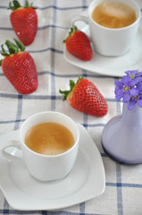 Kaffee mit Erdbeeren