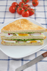 Sandwich mit Ei und Tomaten