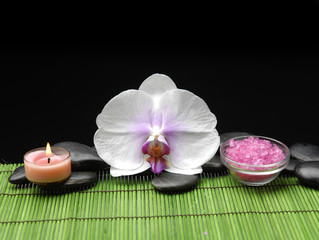 Obraz na płótnie Canvas Spa Settings-macro of white orchid with salt in bowl