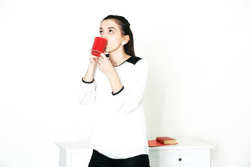 junge Frau mit Tasse