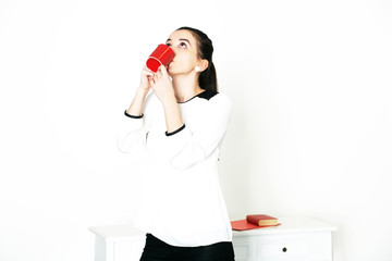 junge Frau mit Tasse