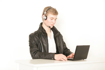 junger Mann bei der Arbeit