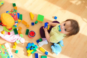 Kind mit Plastispielzeug