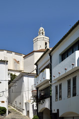 Fototapeta na wymiar Alley and church of Cadaqués in Spain
