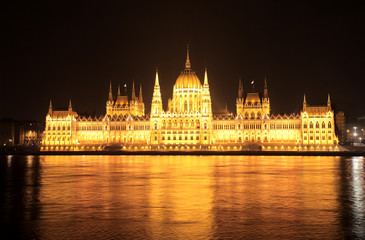 Fototapeta na wymiar Parliament in Budapest