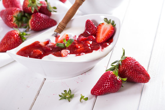 Naturjoghurt mit Erdbeerkompott
