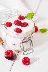 Naturjoghurt mit frischen Himbeeren