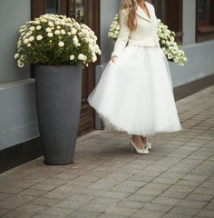 Fototapeta na wymiar Beautiful bride waiting her groom