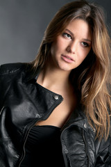 Fototapeta premium Frau mit Lederjacke