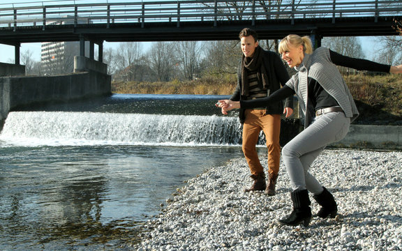 Paar am Fluss