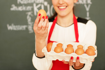 junges M&auml;dchen mit Eiern