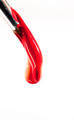 Farbtropfen an Pinselspitze