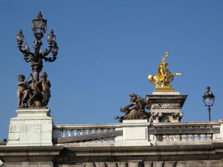 Fototapeta na wymiar Figuren auf der Pont Alexandre III