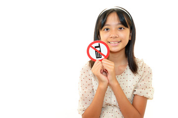 携帯禁止マークを持つ女の子