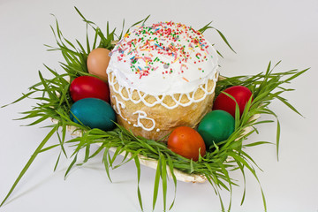 Пасхальный кулич в плетённой вазе с яйцами.