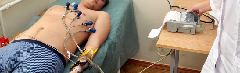 Obraz na płótnie Canvas EKG u młodych mężczyzn