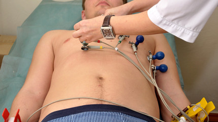 Снятие электрокардиограммы у молодого мужчины